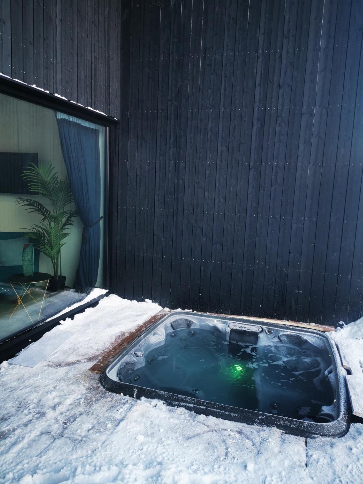 Aurora View Lapland, Sky View Bedroom & Jacuzzi * Kilpisjärvi